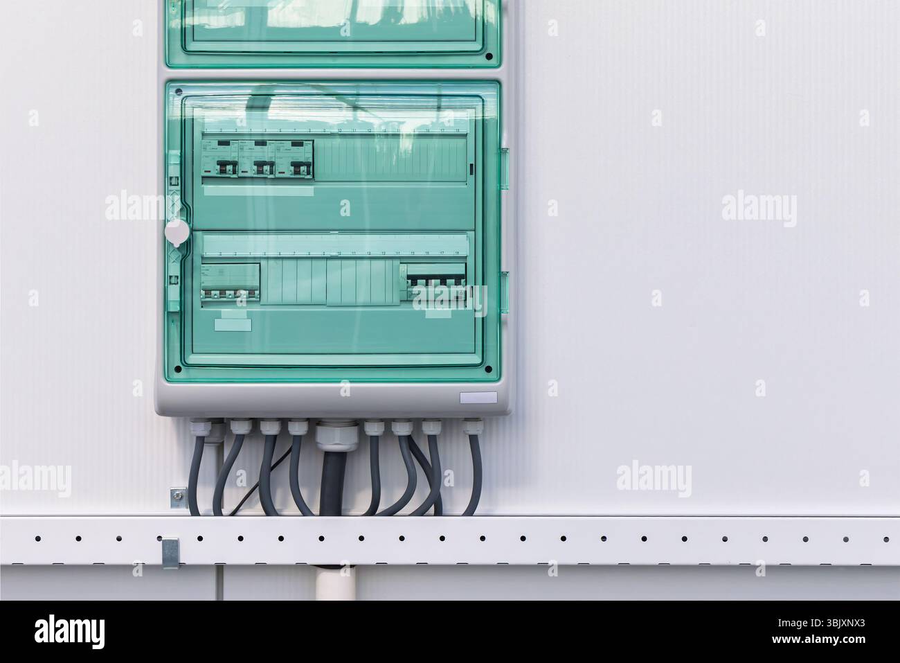 Nouveau panneau de distribution d'électricité industriel sur un mur blanc Banque D'Images