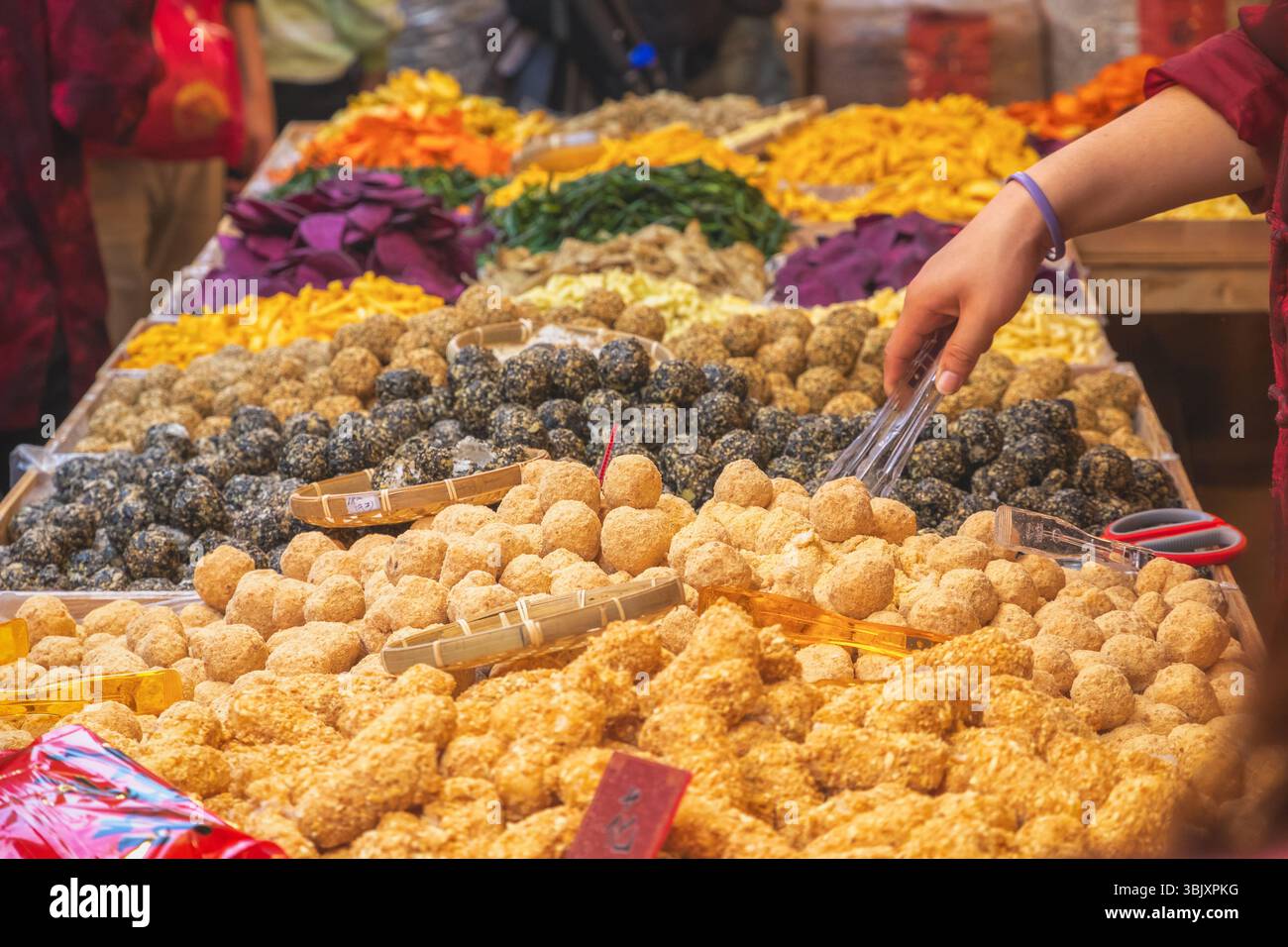 Bonbons traditionnels taïwanais boules d'arachide, chips de sésame exposées au marché du nouvel an chinois sur la rue Dihua à Taipei, Taiwan Banque D'Images