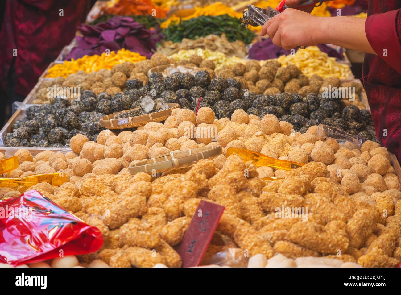 Bonbons traditionnels taïwanais boules d'arachide, chips de sésame exposées au marché du nouvel an chinois sur la rue Dihua à Taipei, Taiwan Banque D'Images