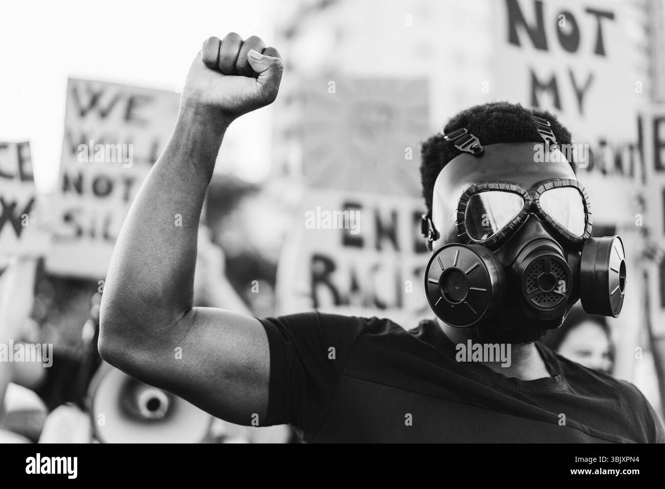 Immigrants multiraciaux protestant en plein air contre les lois du gouvernement - Riot, manifestation et concept activiste - Focus principal sur le masque d'homme central - Noir a Banque D'Images