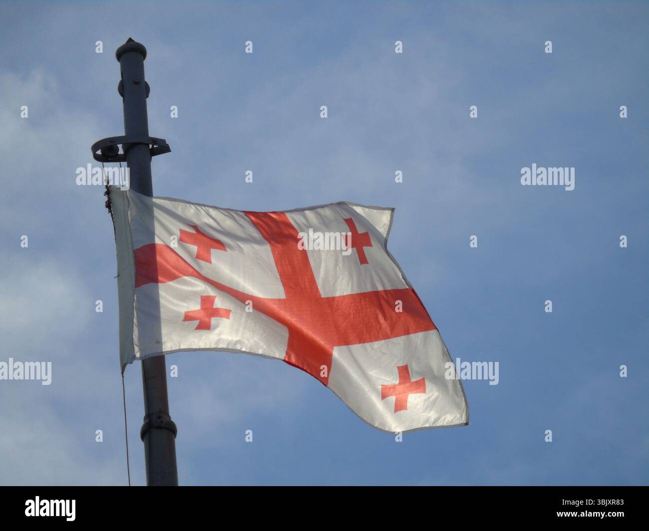 La Croix-Rouge et Blanche du drapeau géorgien à Tbilissi Banque D'Images