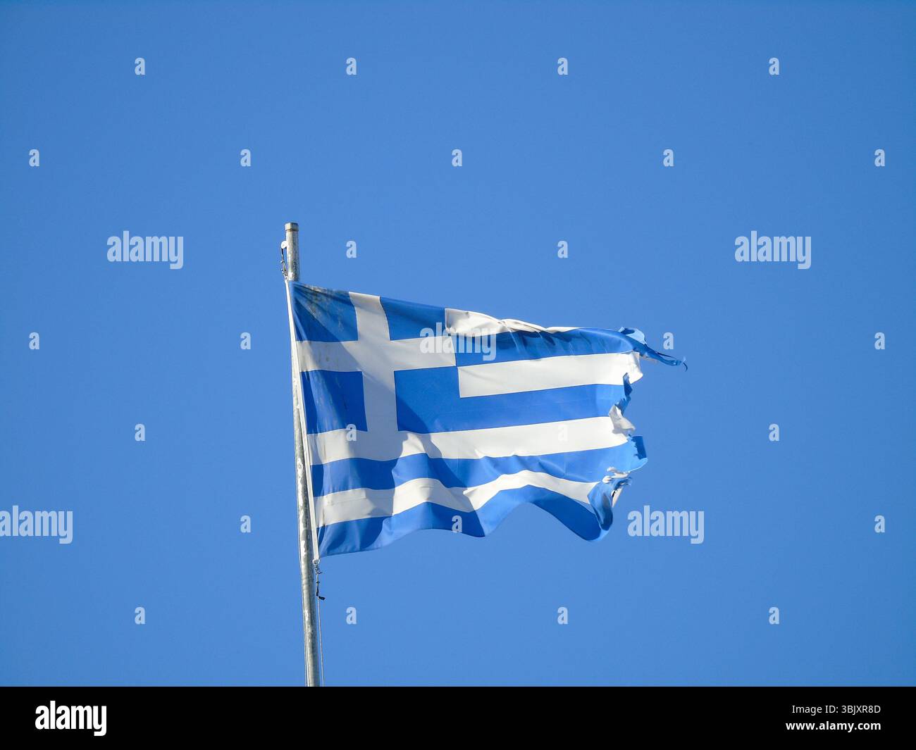Le drapeau grec bleu et blanc flottant dans la brise sur Kos Banque D'Images