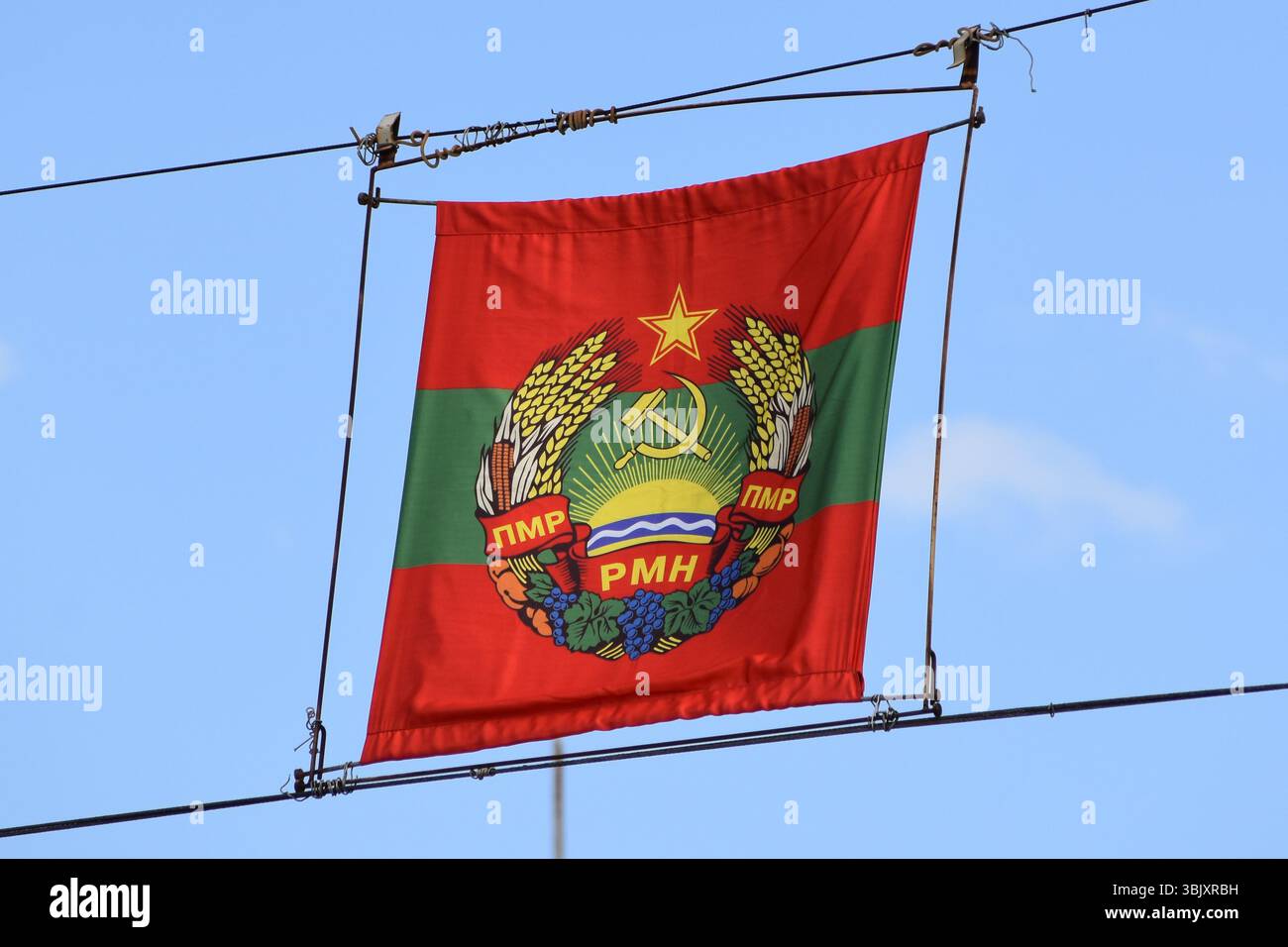Un drapeau rouge communiste flotte dans les rues de Tiraspol, en Transnistrie Banque D'Images