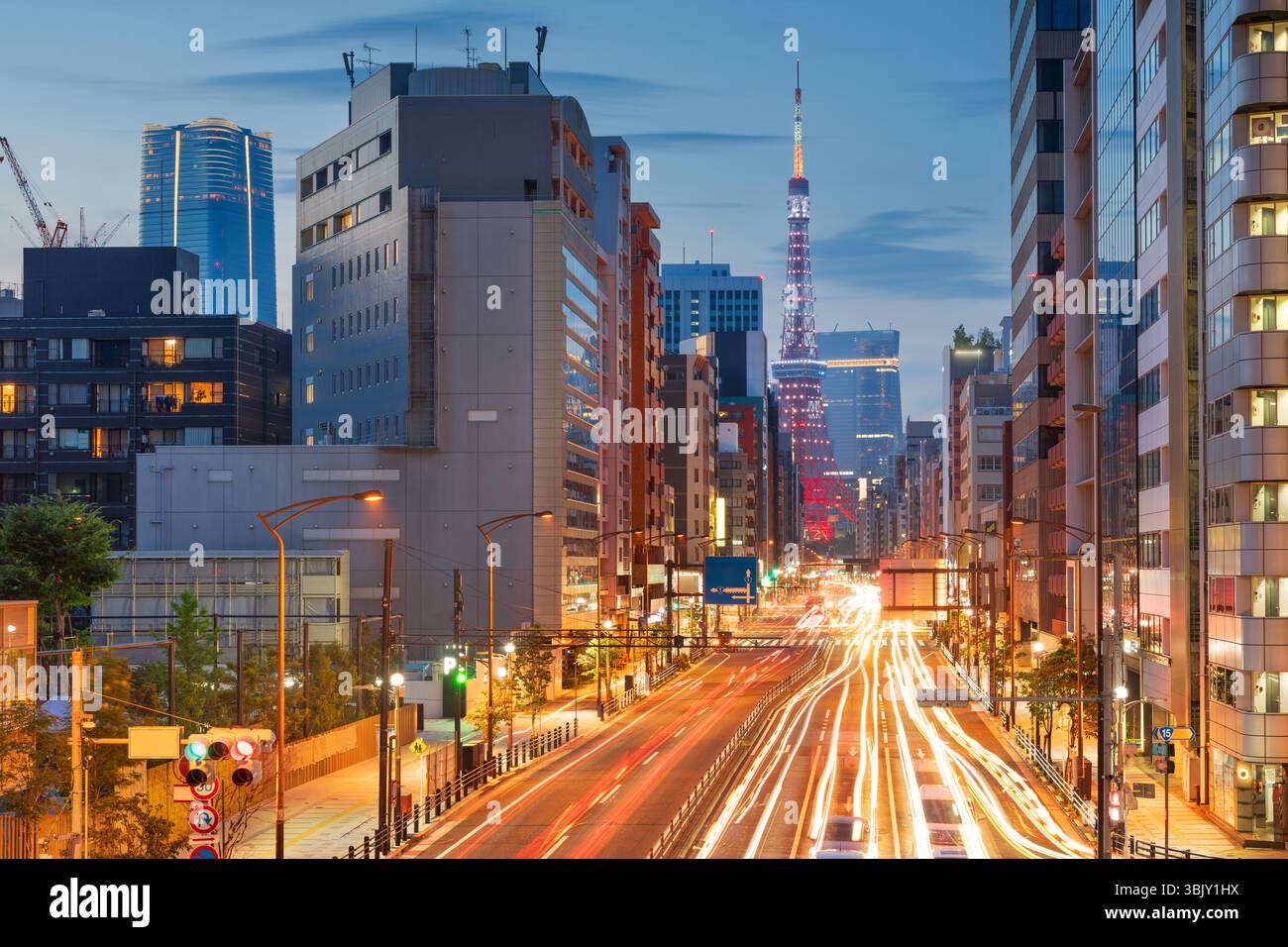 Tokyo, Japon avec la tour de Tokyo au-dessus de la circulation au crépuscule. Banque D'Images