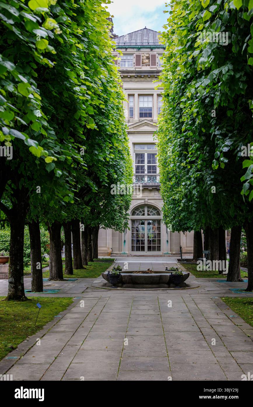 Vue arrière de Kykuit, Rockefeller Estate, avec chemin bordée d'arbres symétriques, fontaine en pierre et porte voûtée, cadre de jardin formel, Pocantico Hills, Banque D'Images