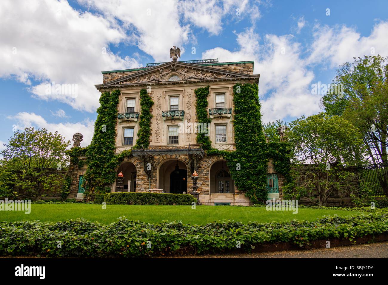 Kykuit, Rockefeller Estate, manoir néoclassique couvert de lierre, vue large avec pelouse bien entretenue, façade en pierre ornée, statue d'aigle, Sleepy Hollow, NY. Banque D'Images