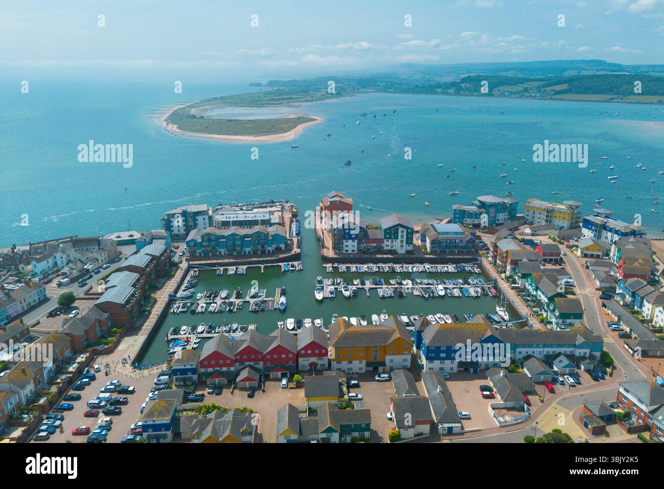 Exmouth, Devon, Royaume-Uni. 17 juin 2025. Météo britannique. Vue aérienne générale de Exmouth Marina à Exmouth dans le Devon regardant vers Dawlish Warren un après-midi de soleil brûlant. Crédit photo : Graham Hunt/Alamy Live News Banque D'Images