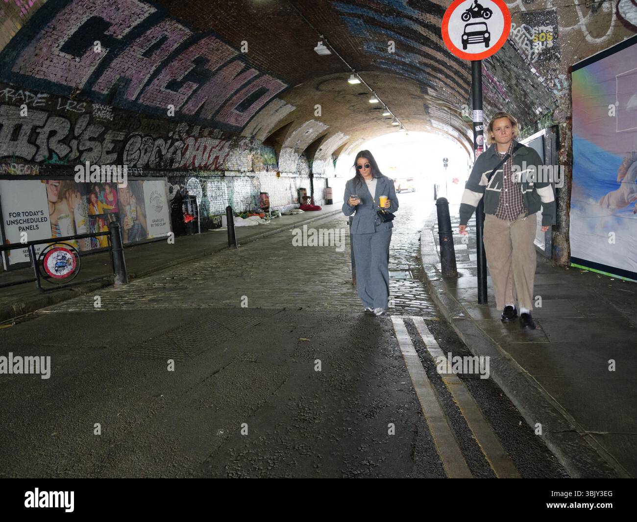 Braithwaite Street tunnel Shoreditch, avec Graffiti, Londres Royaume-Uni Banque D'Images