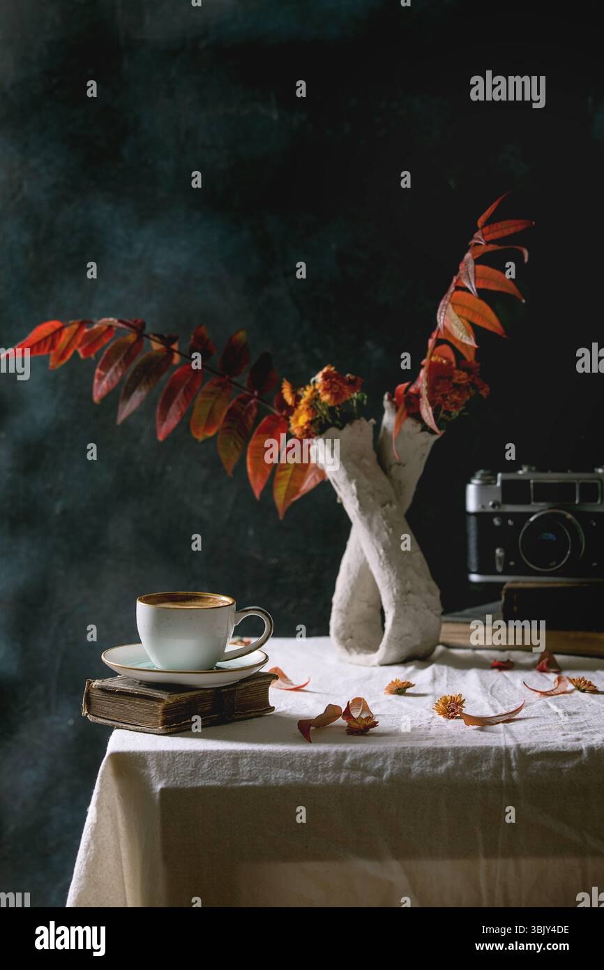 Café avec les feuilles d'automne Banque D'Images