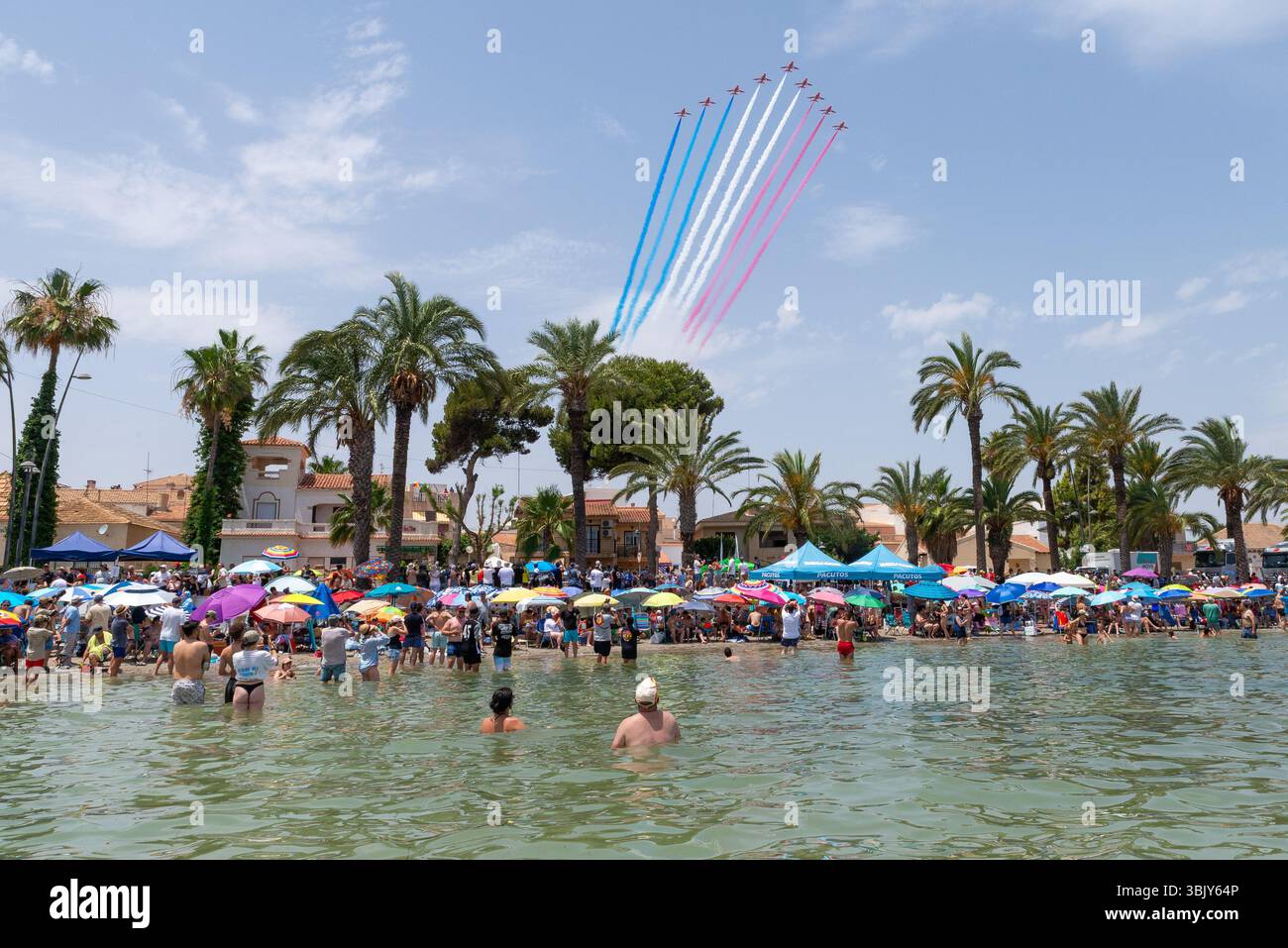 Royal Air Force Red Arrows affiche l'équipe volant au-dessus des plages de Mar Menor, avec des foules de gens sur la plage et l'eau. Salon aérien AIRE25, San Javier Banque D'Images