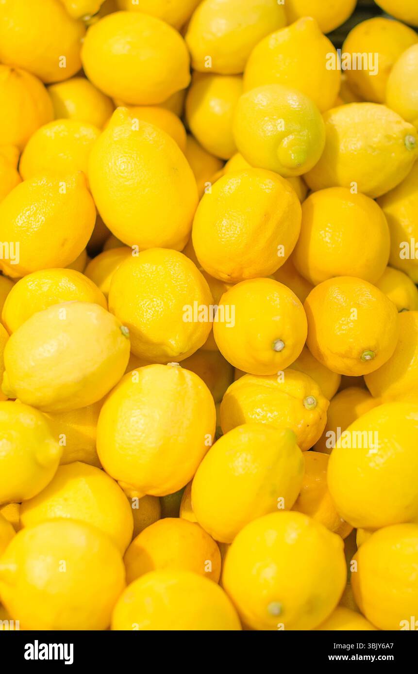 Beaucoup de citrons jaune vif en supermarché Banque D'Images