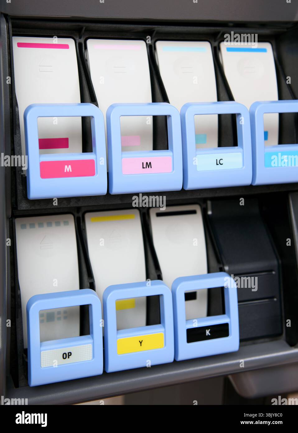 Cartouches d'encre d'une imprimante grand format avec leurs couleurs affichées Banque D'Images