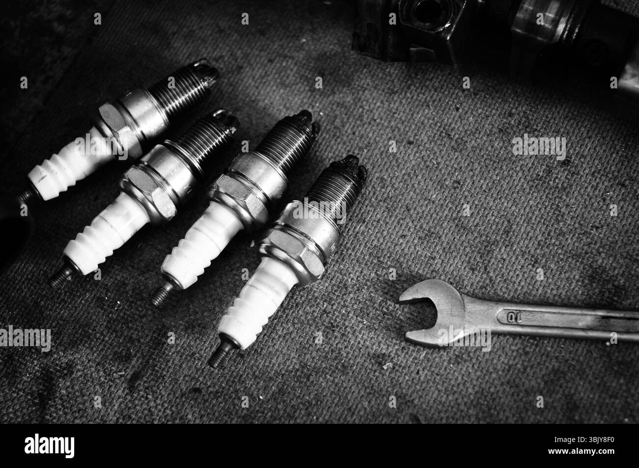 Bougie sur panneau en bois avec clé Banque D'Images