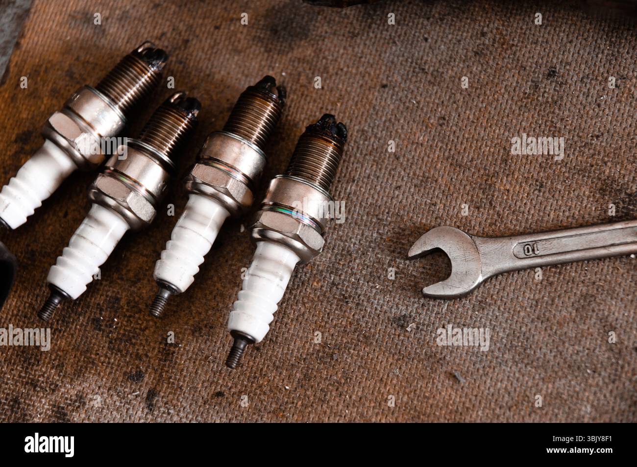 Bougie sur panneau en bois avec clé Banque D'Images