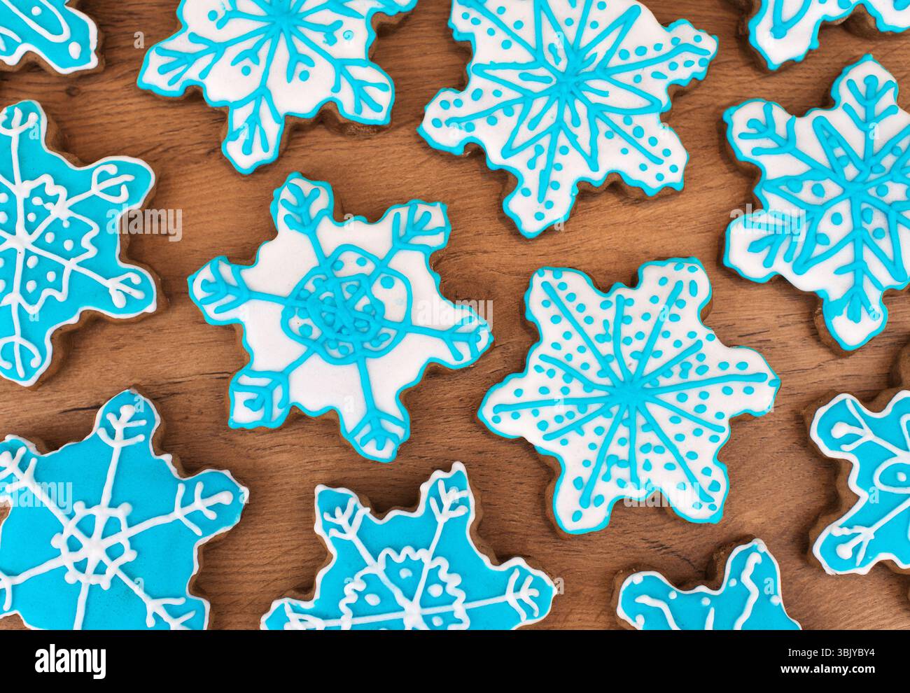 De nombreux cookies en forme de flocon de neige sur la table en bois haut. Banque D'Images