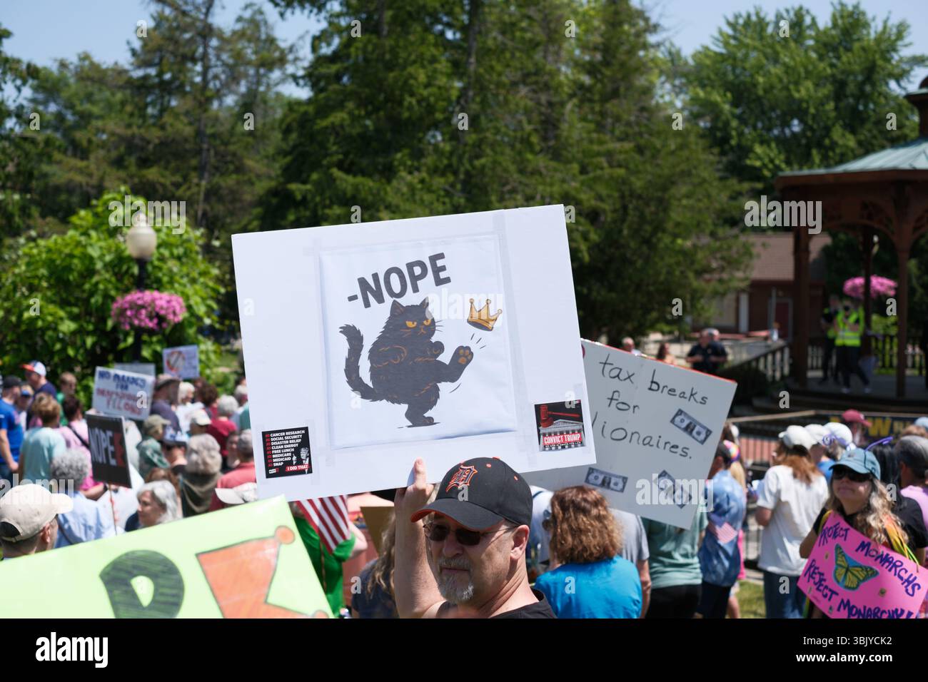 Manifestants au rassemblement No Kings le 14 juin 2025 à Fenton Michigan USA Banque D'Images