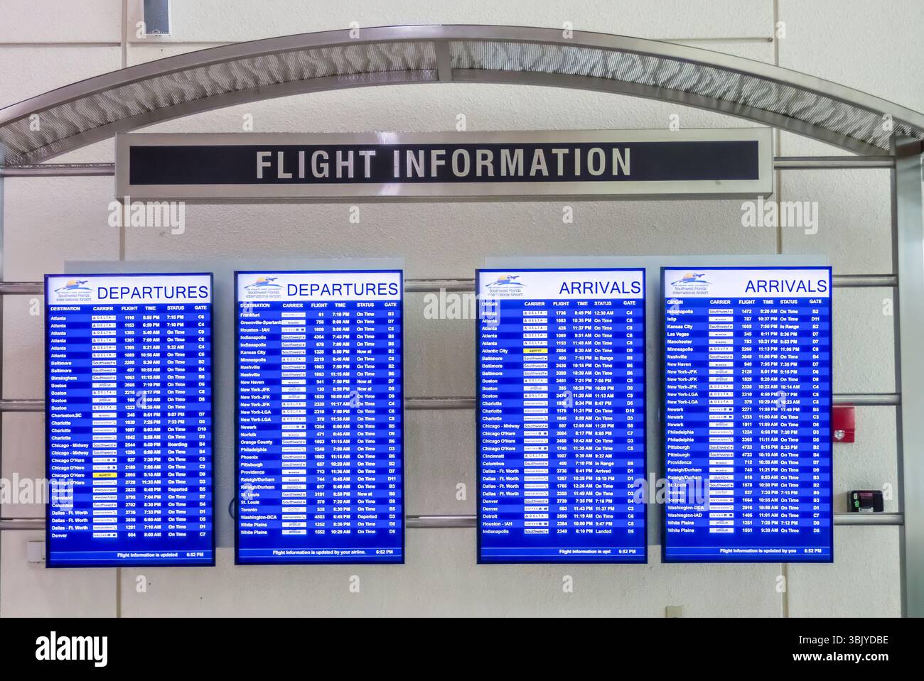 Panneaux d'information d'arrivée et de départ à l'aéroport international Southwest Florida à Fort Myers Florida USA Banque D'Images