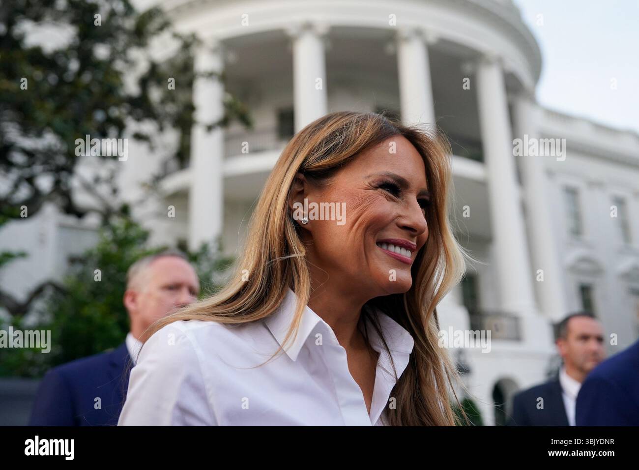 Washington, DC, États-Unis. 12 juin 2025. Première dame Melania Trump pendant le pique-nique du Congrès sur la pelouse sud de la Maison Blanche à Washington, DC, États-Unis, le jeudi 12 juin, 2025. les républicains du Sénat qui cherchent à marquer le paquet fiscal et d'immigration adopté par la Chambre envisagent de relever le plafond de déduction fiscale de l'État et des collectivités locales à 30 000 $, moins que le plan de 40 000 $ de la Chambre. Crédit : Al Drago/Pool via CNP/dpa/Alamy Live News Banque D'Images