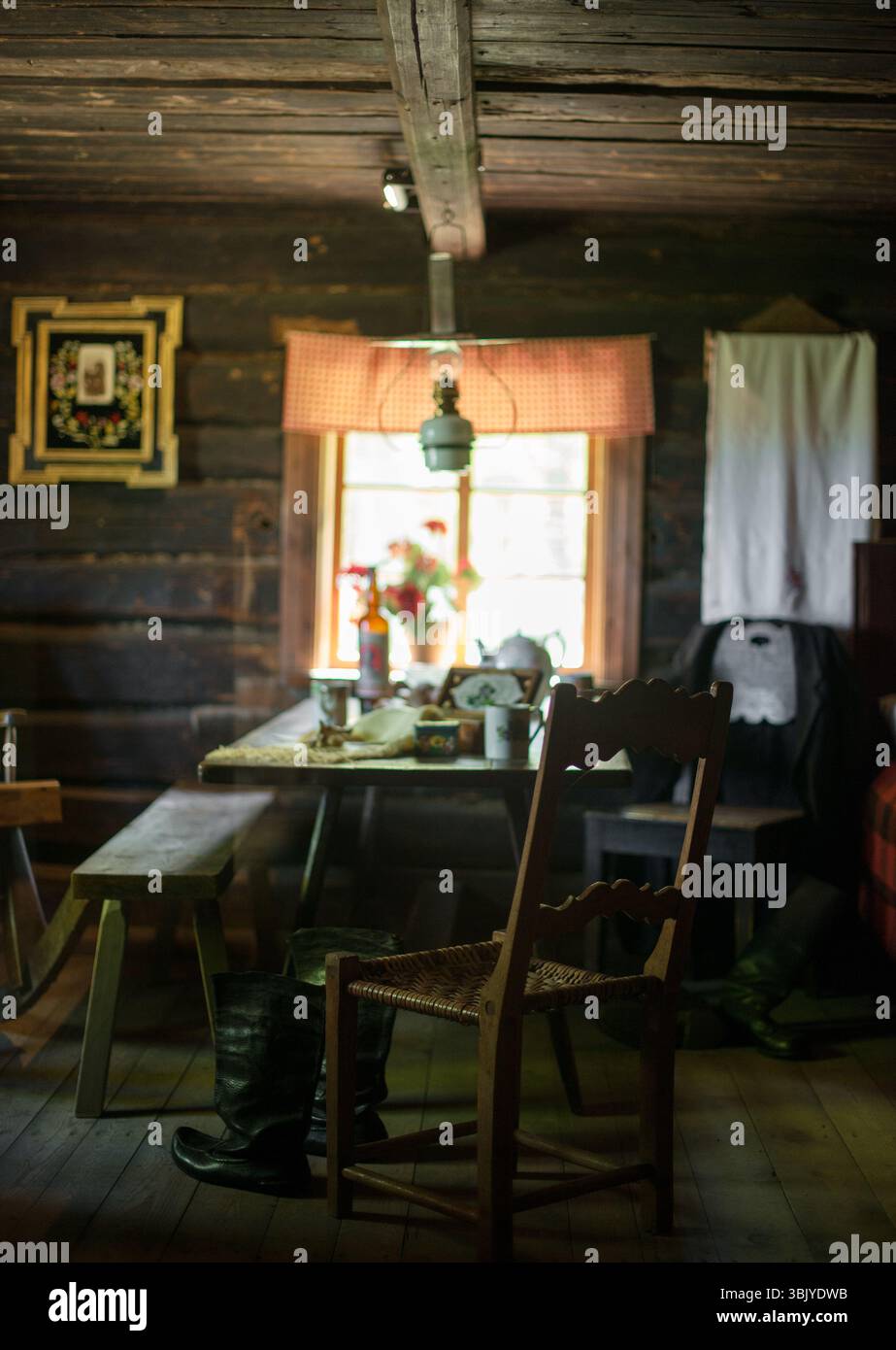 Ancien prix intérieur avec fenêtre et meubles. Banque D'Images