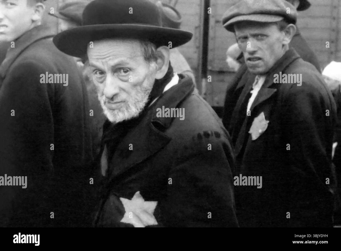 Les captifs de l'Holocauste Rabbi Leib Weiss (devant) et son fils Shlomo Weiss (à droite) sur le quai du camp de concentration et d'extermination d'Auschwitz-Birkenau dans la Pologne occupée par l'Allemagne nazie pendant la seconde Guerre mondiale le 26 mai 1944. Banque D'Images