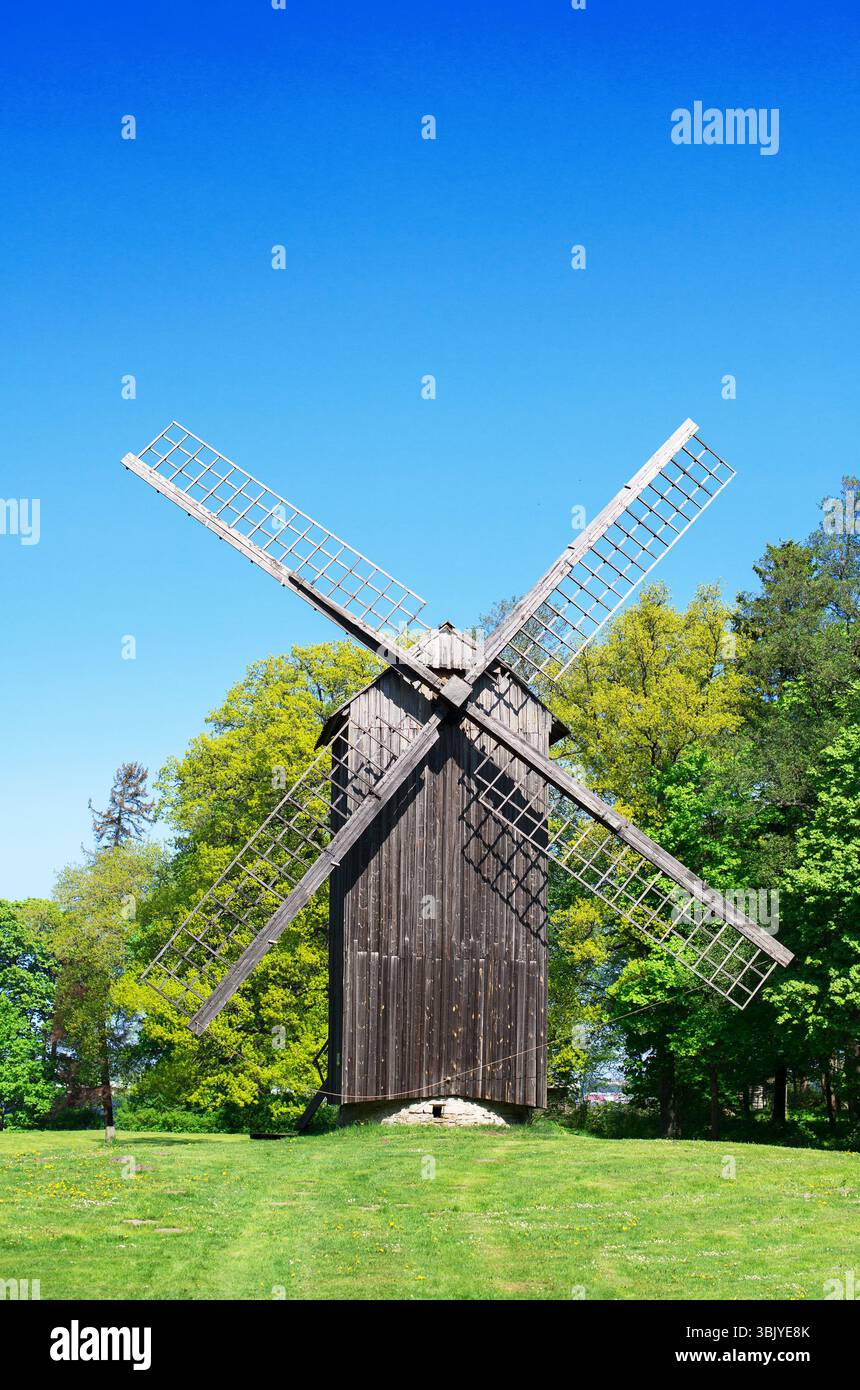 Ancien moulin à vent de l'Estonie sur la colline. Banque D'Images