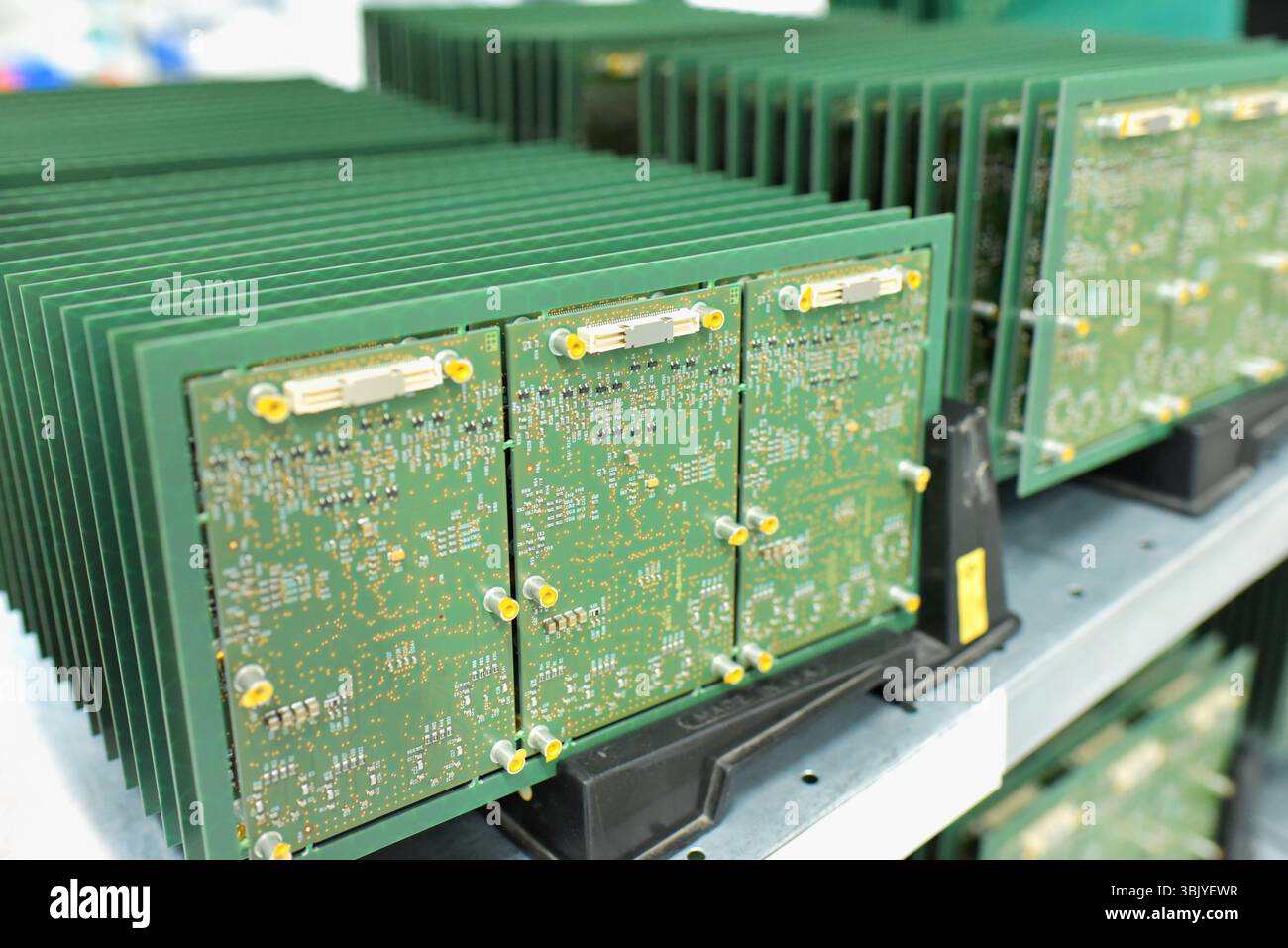 Production de la micro-électronique dans une usine industrielle moderne - carte mère avec composants en production Banque D'Images