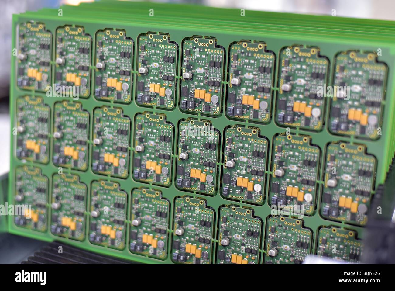 Production de la micro-électronique dans une usine industrielle moderne - carte mère avec composants en production Banque D'Images