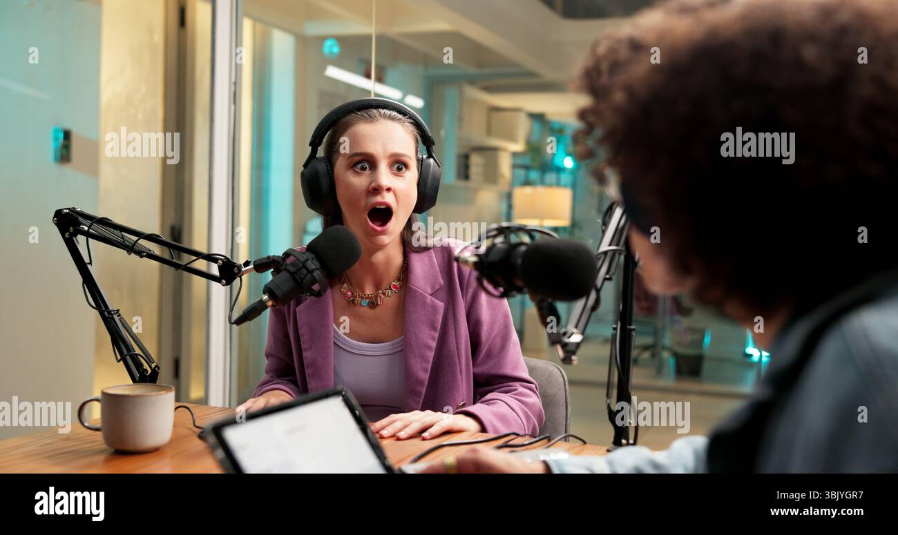 Choqué, femme et micro pour interview, podcast ou journaliste avec question pour roman secret ou ebook. Auteur surpris, invité et auto-édité avec Banque D'Images