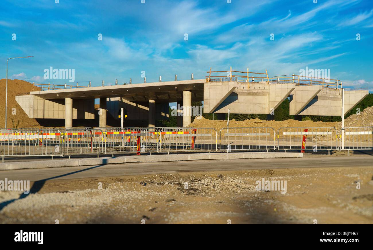 Pont de Viaduc en construction.Construction d'un carrefour routier à plusieurs niveaux. Banque D'Images