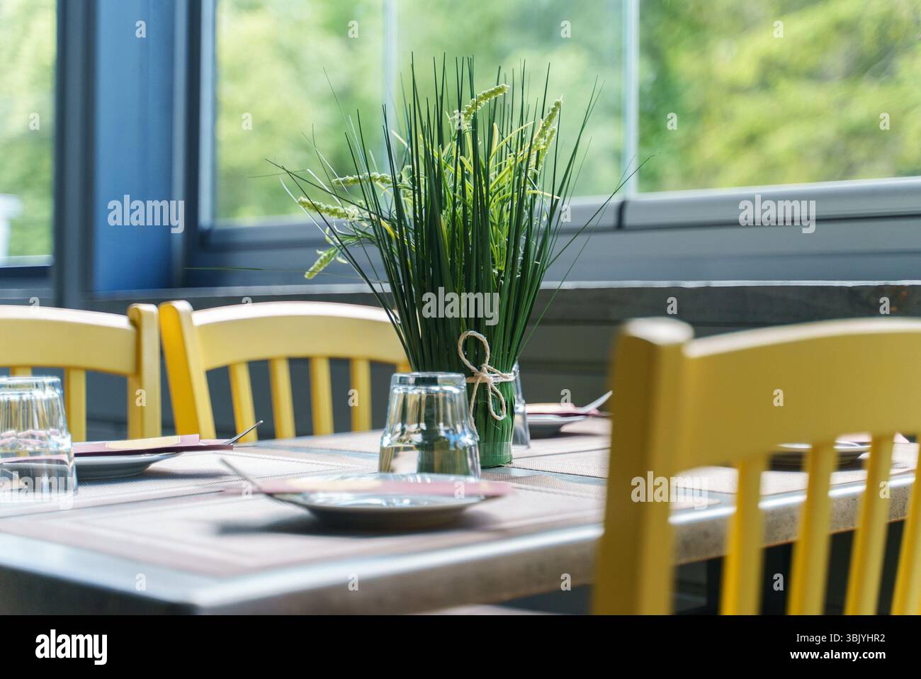 Table d'installation avec vaisselle dans un restaurant moderne en été. Banque D'Images Table d'installation avec vaisselle dans un restaurant moderne en été. Banque D'Images