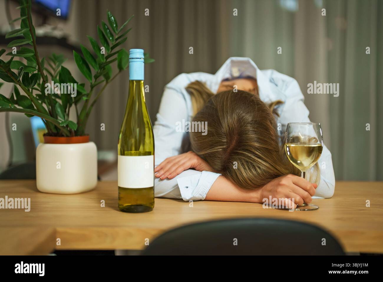 Femme souffrant de dépression et de consommation d'alcool. Banque D'Images Femme souffrant de dépression et de consommation d'alcool. Banque D'Images