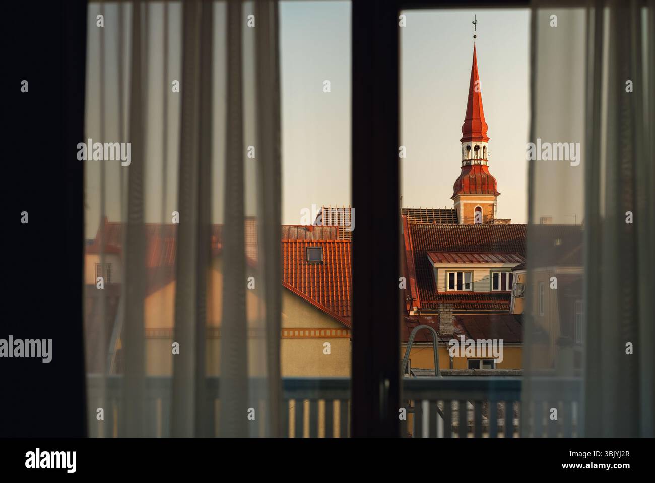Vue depuis la fenêtre sur la vieille ville de Pärnu. Banque D'Images Vue depuis la fenêtre sur la vieille ville de Pärnu. Banque D'Images