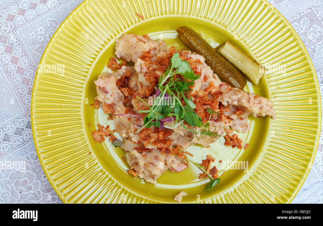 Purée de pommes de terre avec craquelins dans une assiette jaune. Banque D'Images Purée de pommes de terre avec craquelins dans une assiette jaune. Banque D'Images