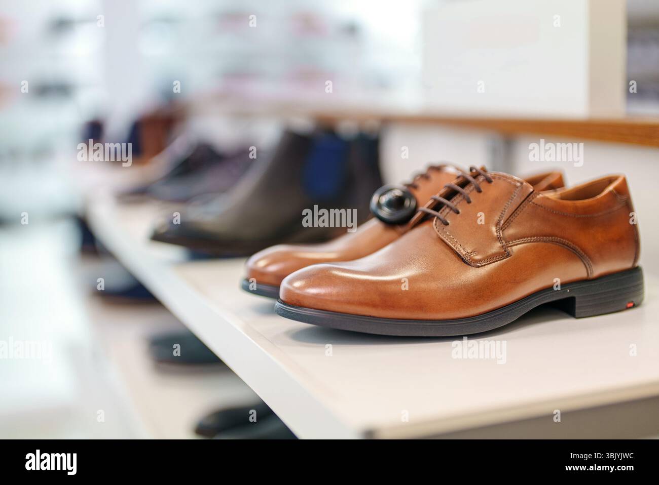 Chaussures pour hommes en cuir couleur Cognac dans un magasin de chaussures. Banque D'Images Chaussures pour hommes en cuir couleur Cognac dans un magasin de chaussures. Banque D'Images