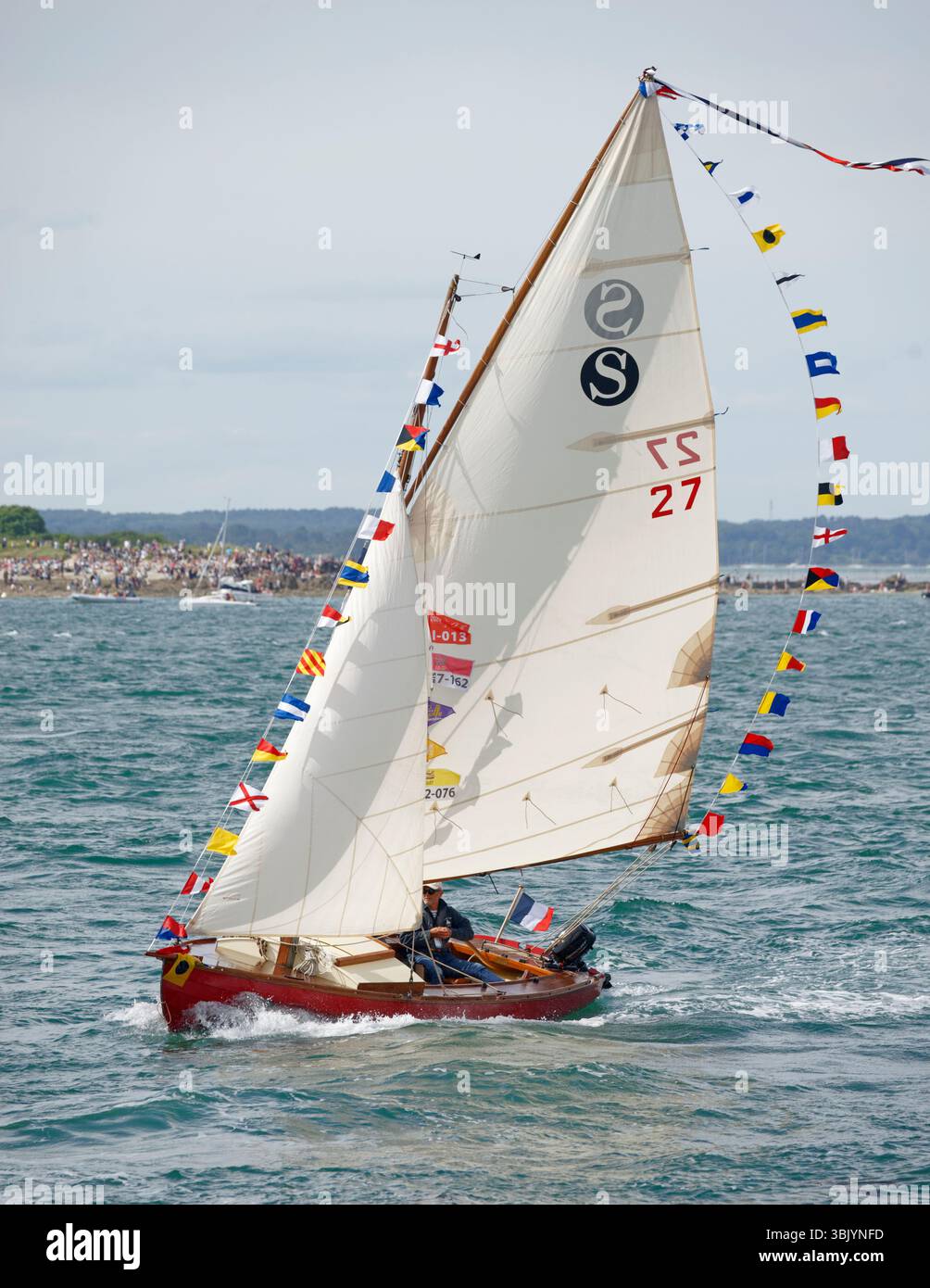 Un voilier de la flotte « Traditional Small Craft » dans l’entonnoir entre Port-Navalo et Locmariaquer. Semaine du Golfe du Morbihan (Bretagne, France). Banque D'Images