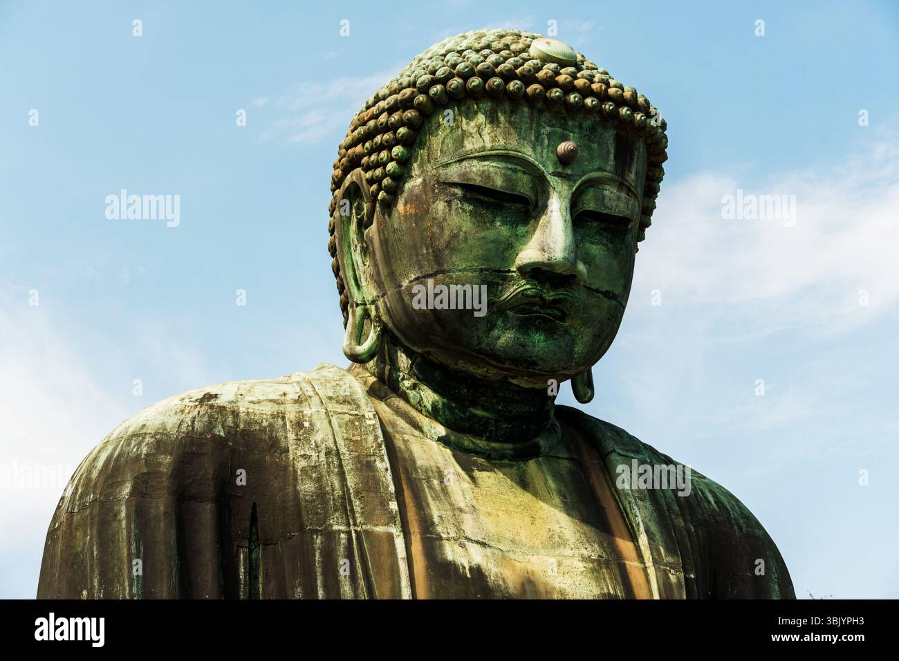 Une vue sereine sur le Grand Bouddha de Kamakura, une icône en bronze intemporelle du Japon. Banque D'Images Une vue sereine sur le Grand Bouddha de Kamakura, une icône en bronze intemporelle du Japon. Banque D'Images