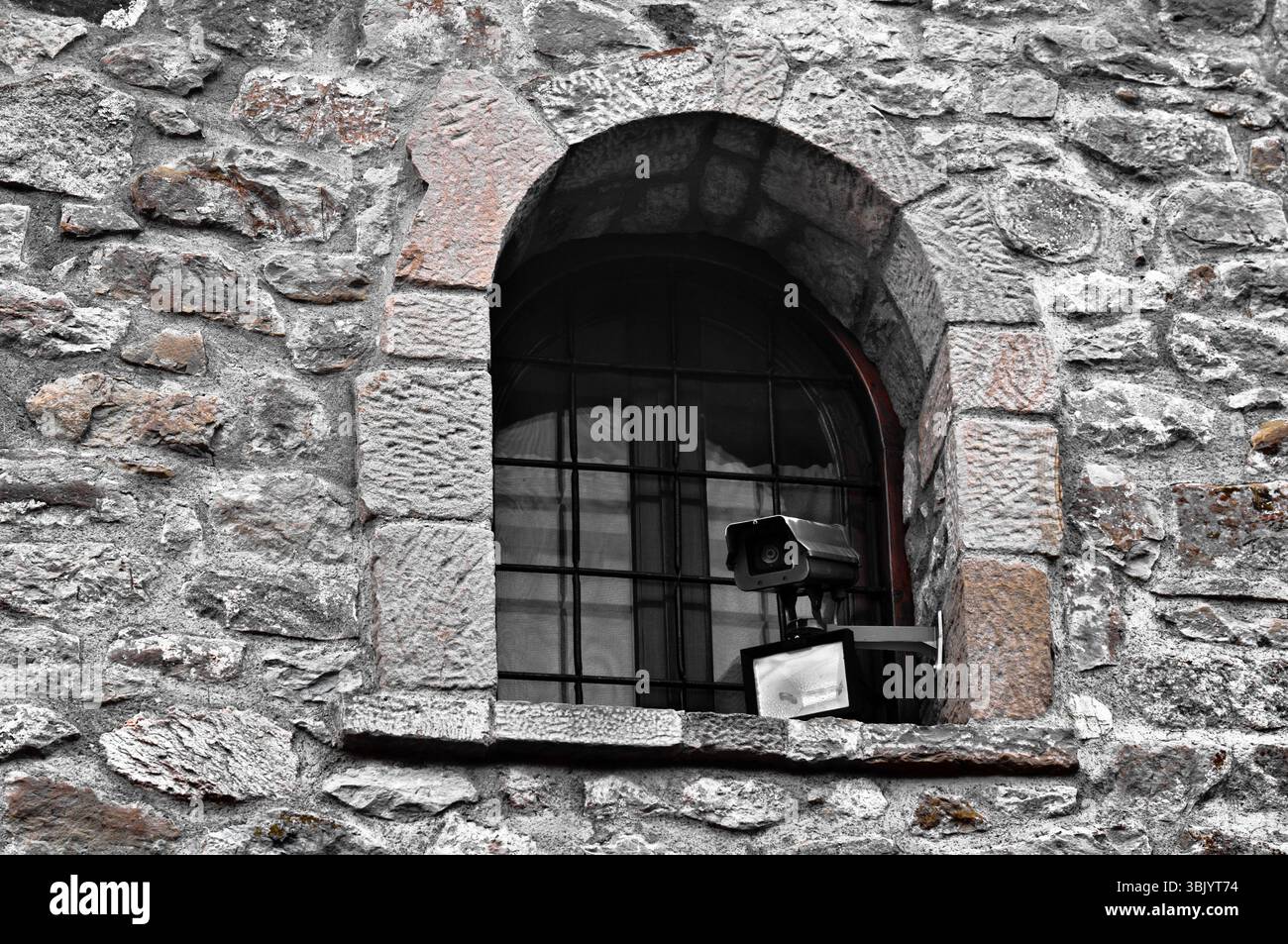 Caméra moderne dans un ancien bâtiment Banque D'Images