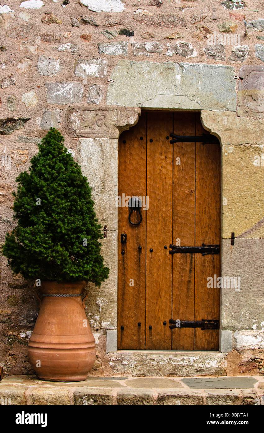 Porte traditionnelle en bois d'un ancien bâtiment Banque D'Images