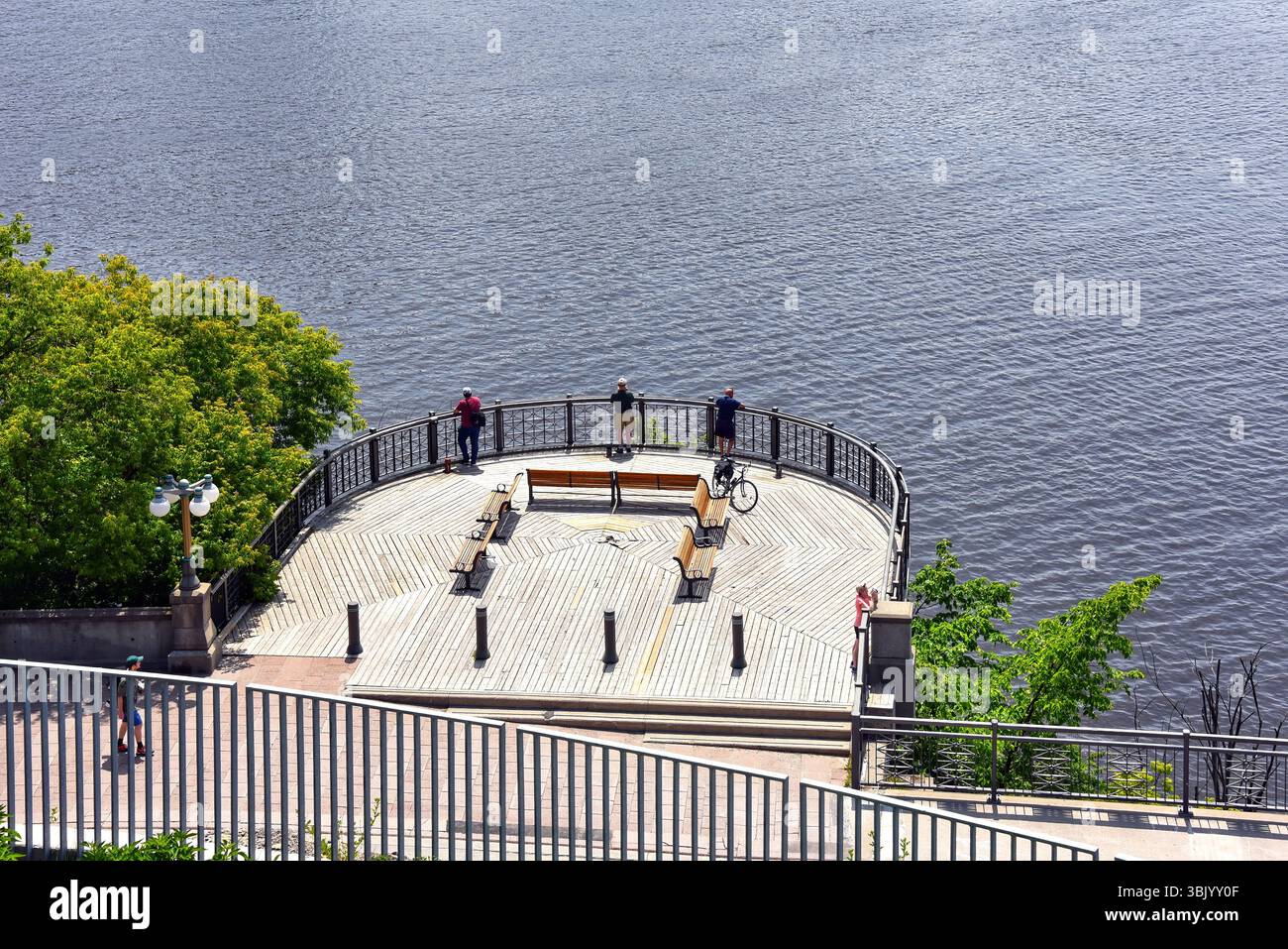 Ottawa, Canada - 15 juin 2025 : belvédère sur la rivière des Outaouais, sous la pointe Kiweki nouvellement réaménagée, qui donne accès à spectaculaire Banque D'Images