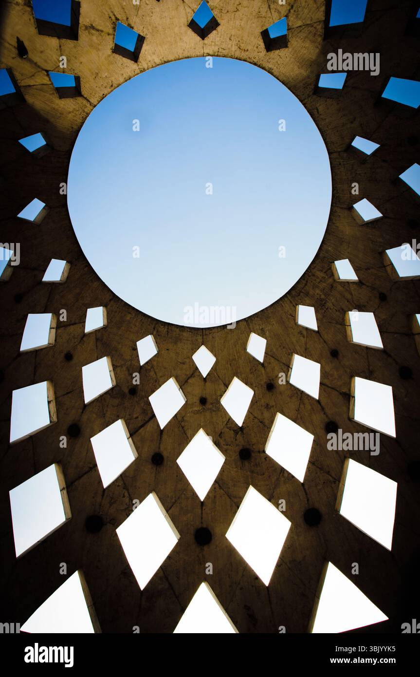 Toit d'un bâtiment moderne avec ciel bleu Banque D'Images