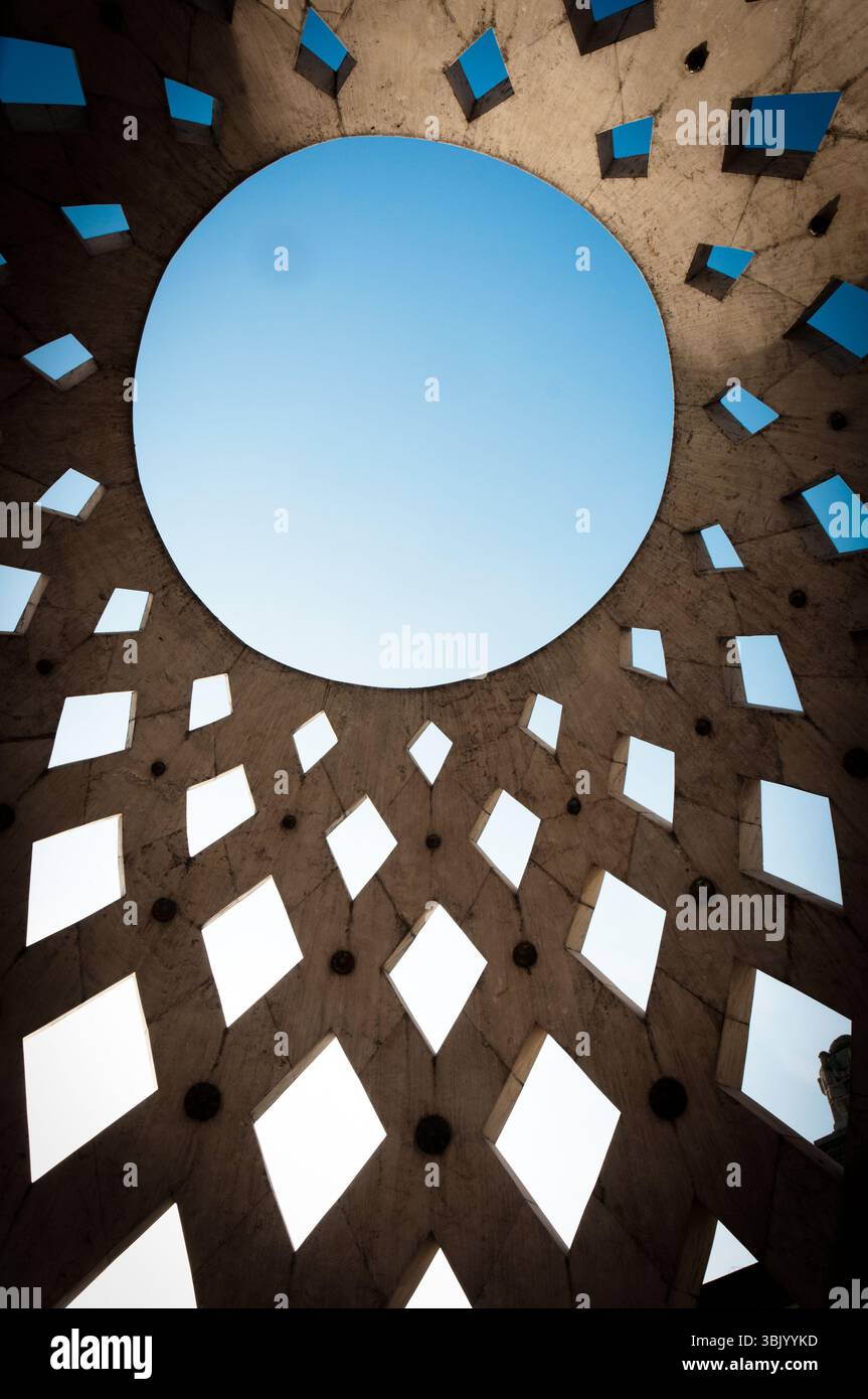 Toit d'un bâtiment moderne avec ciel bleu Banque D'Images