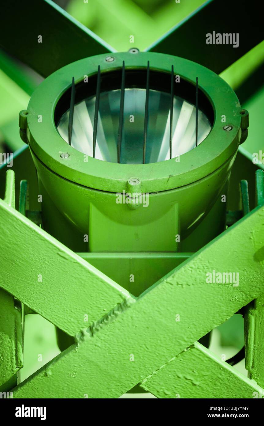 Elément de construction abstrait en acier vert Banque D'Images