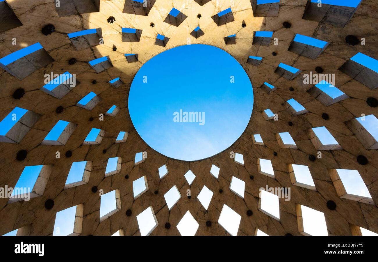 Toit d'un bâtiment avec ciel bleu Banque D'Images