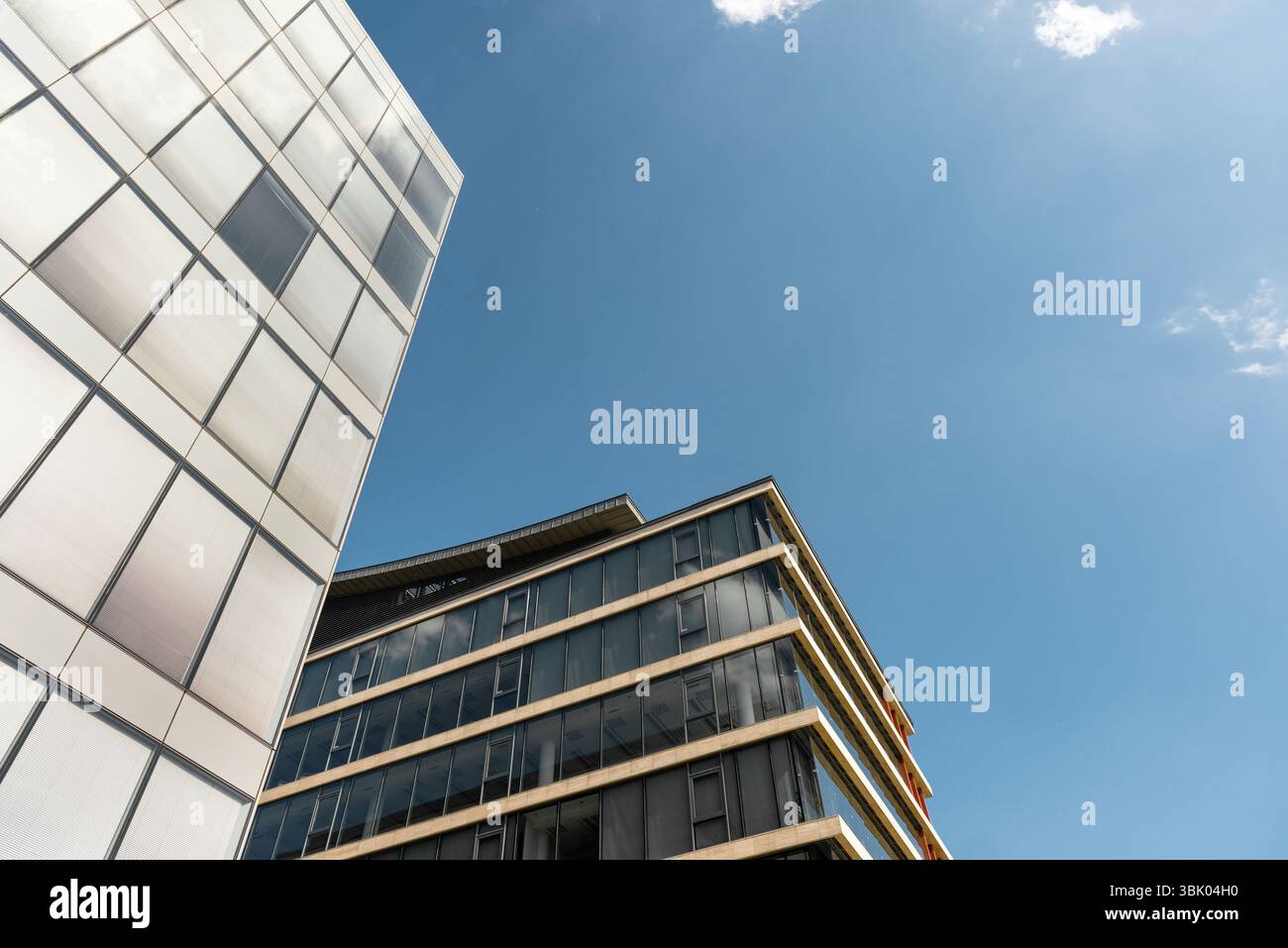 Bâtiment moderne de midi avec ciel bleu Banque D'Images