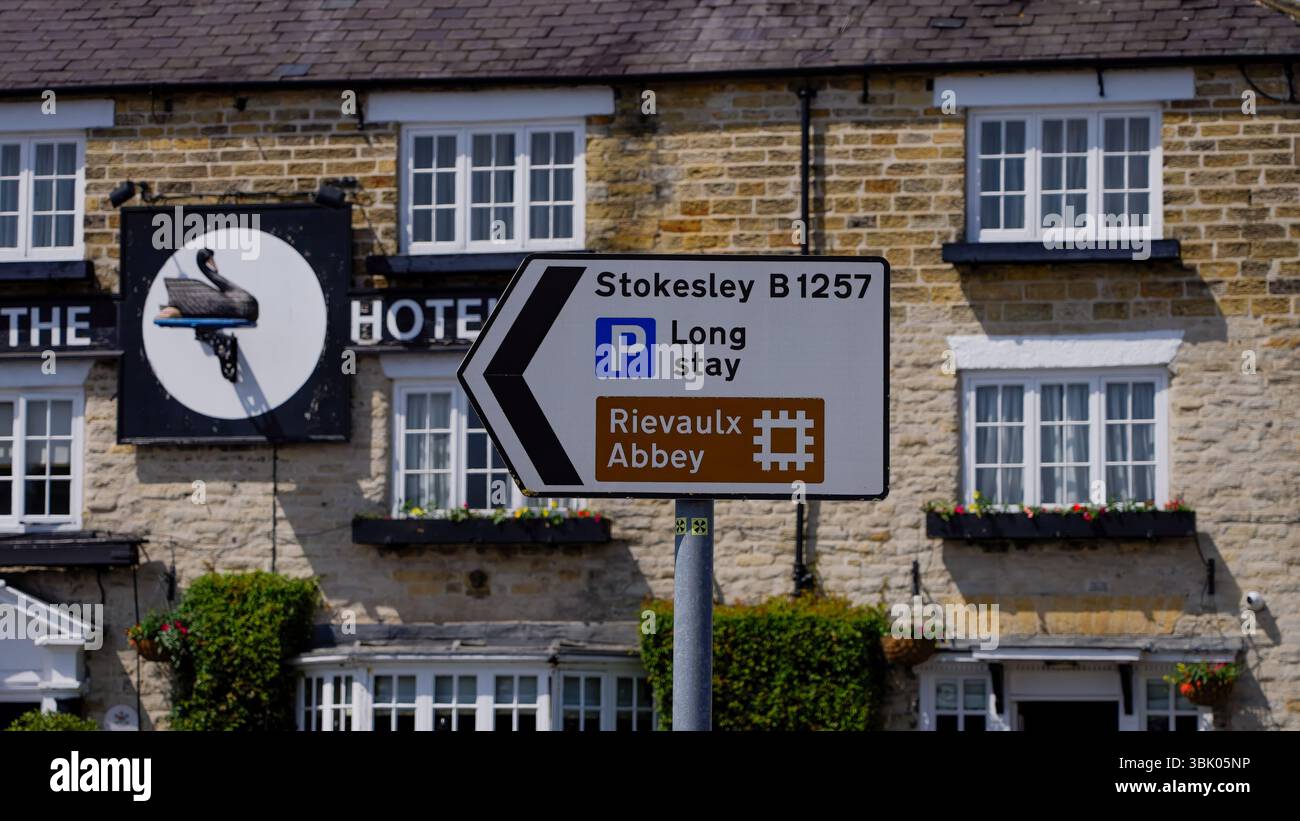 HELMSLEY, Royaume-Uni - 12 JUIN 2025 - panneau indiquant parking, Stokesley, abbaye de Rievaulx et l'hôtel Black Swan à Helmsley, North York Moors National Banque D'Images