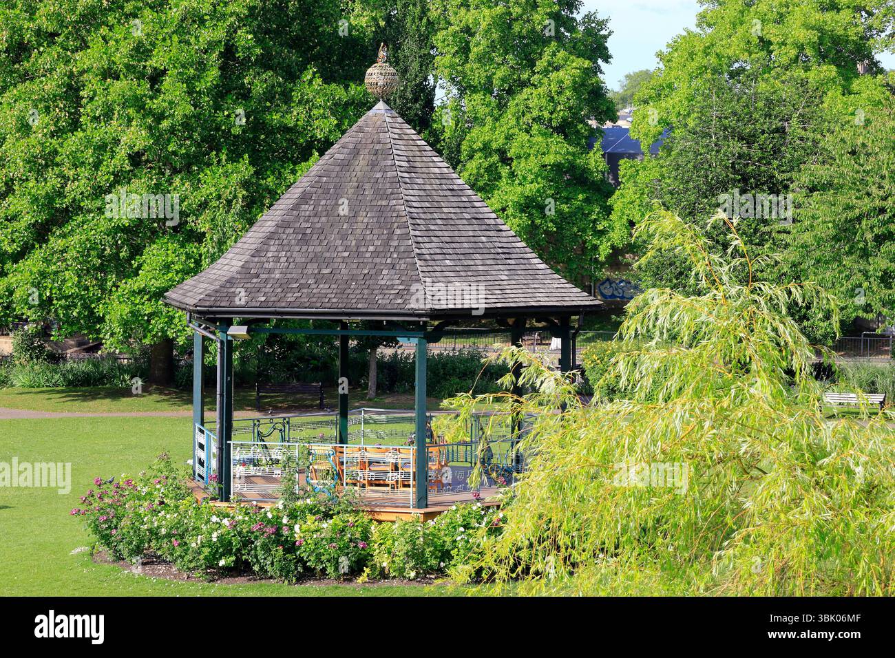 The Bandstand at Parade Gardens, Bath juin 2025. Été Banque D'Images
