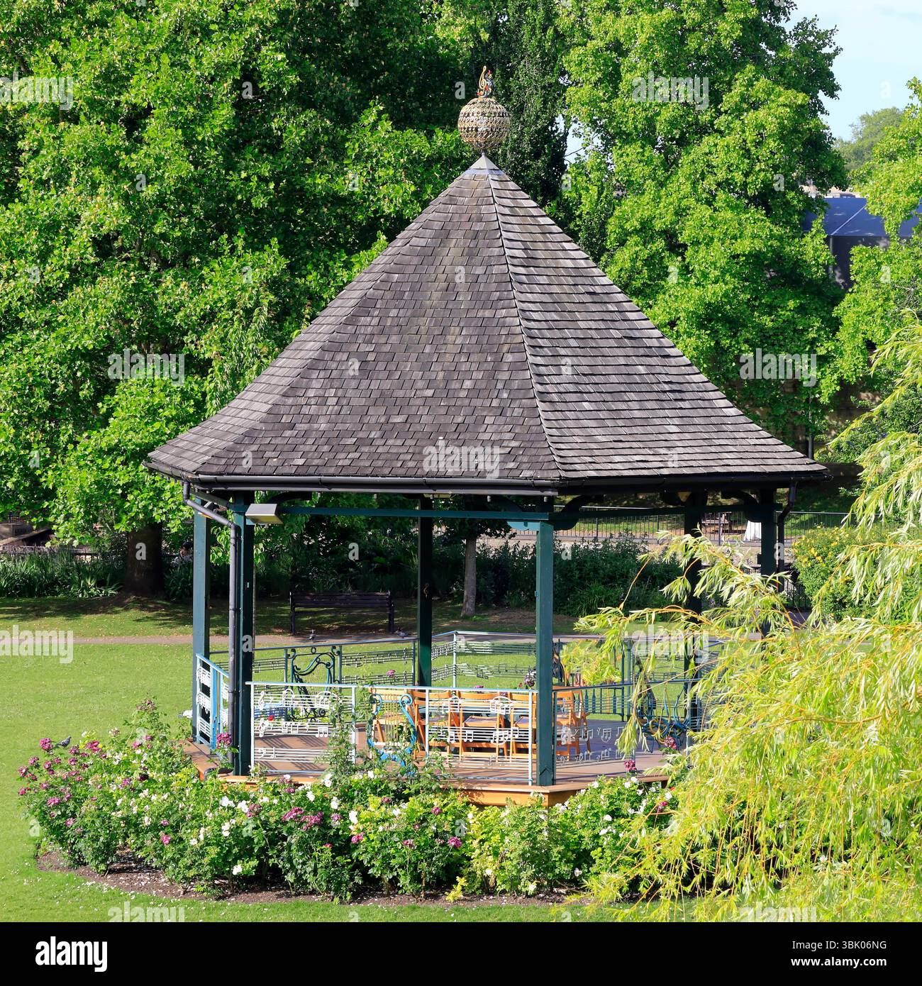 The Bandstand at Parade Gardens, Bath juin 2025. Été Banque D'Images