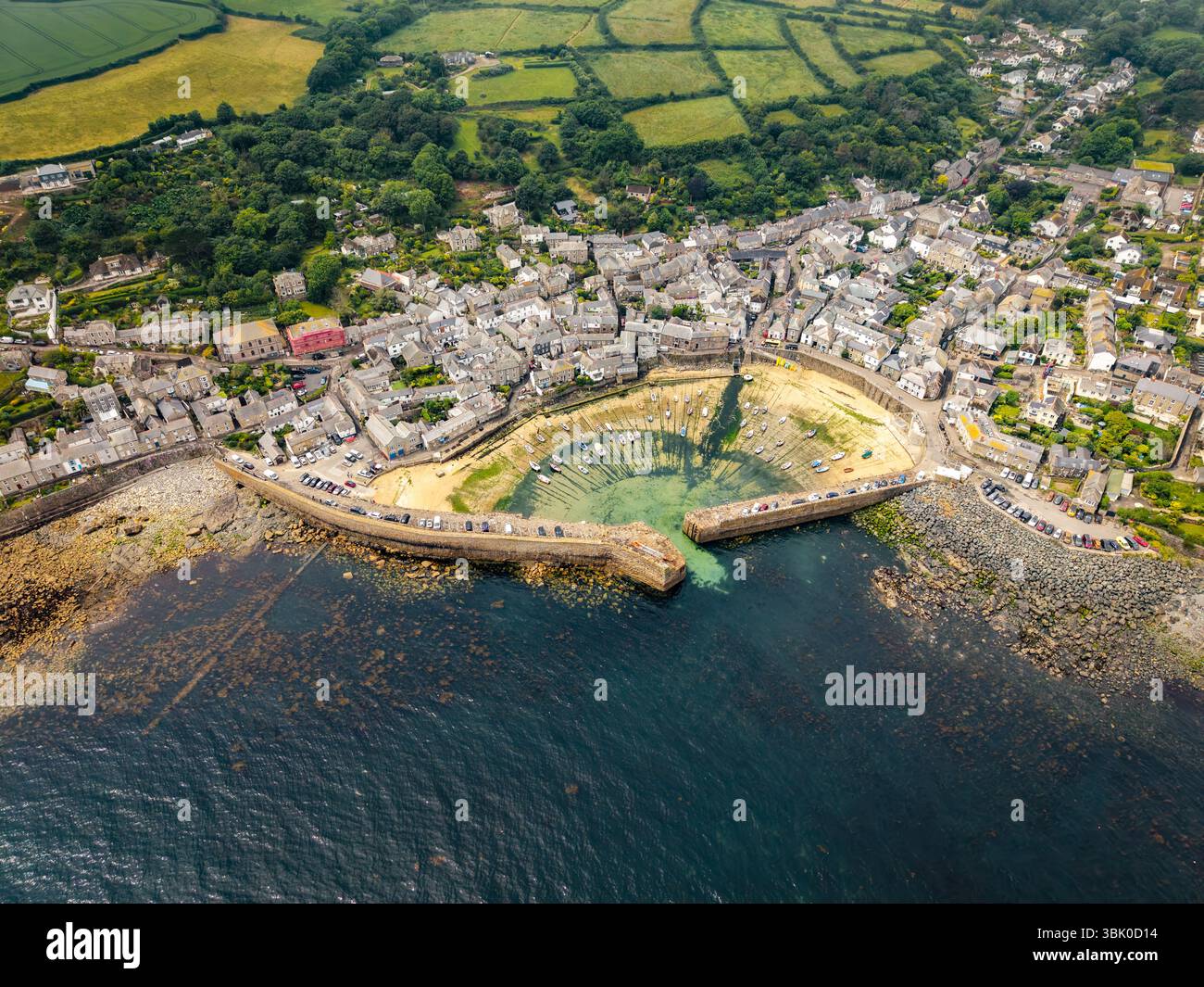 Vue aérienne du paysage directement au-dessus du pittoresque village de pêcheurs de Cornouailles de Mousehole sur la péninsule de Lizard en Cornouailles avec côte rocheuse et h. Banque D'Images