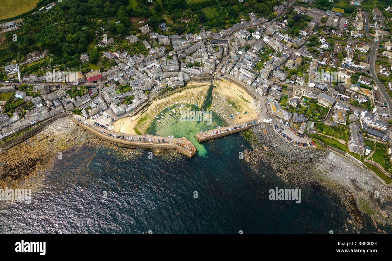 Vue aérienne du paysage directement au-dessus du pittoresque village de pêcheurs de Cornouailles de Mousehole sur la péninsule de Lizard en Cornouailles avec côte rocheuse et h. Banque D'Images
