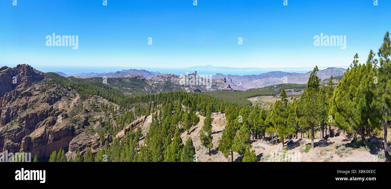 Gran Canaria - vue du Mirador del Pico de los Pozos de las Nieves vers l'ouest jusqu'au rocher Roque Nublo Banque D'Images